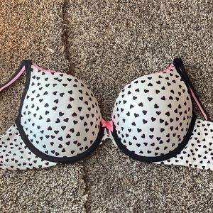 Victoria’s Secret bra 32DD.